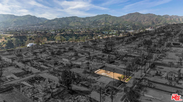 413 Swarthmore Avenue, Pacific Palisades CA: https://media.crmls.org/mediaz/7271530e-c5a7-4016-9898-a55166ecec3f.jpg