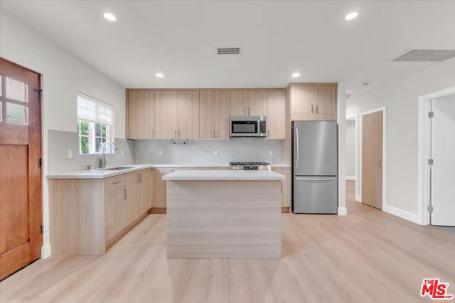 6915 Encino Avenue, Van Nuys CA: https://media.crmls.org/mediaz/7271ca2e-5469-48c0-9aa1-6aea00629f7f.jpg