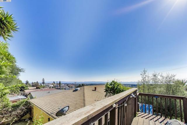 16660 Winding Blvd, San Leandro CA: https://media.crmls.org/mediaz/7271cd5f-bc97-477c-9535-1da4d96ca81a.jpg