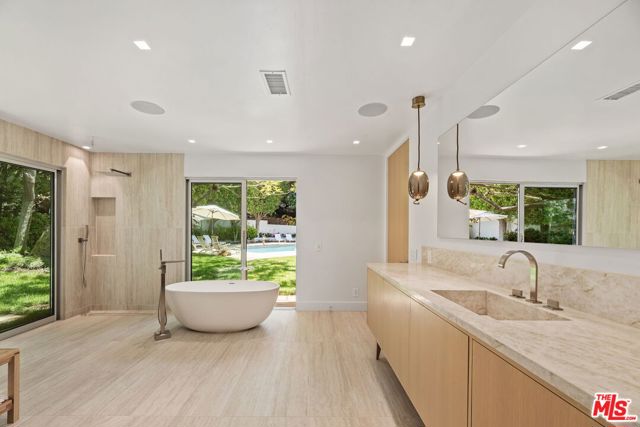 9451 Hidden Valley Place, Beverly Hills CA: https://media.crmls.org/mediaz/7271eca8-4ca0-4221-b548-35b4095112ff.jpg
