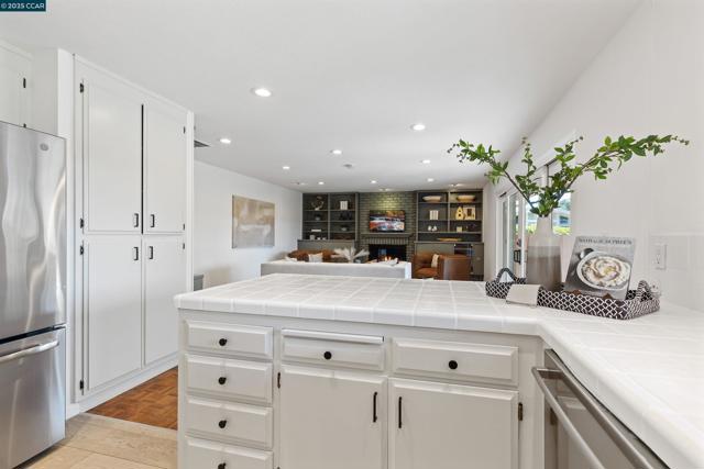 11 Breck Ct, Moraga CA: https://media.crmls.org/mediaz/7273386c-5e2b-4ba2-ad29-71713d6644bc.jpg