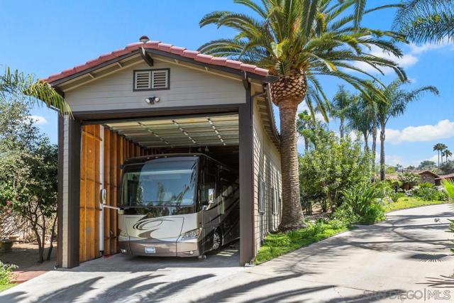 4716 S Mission Rd, Fallbrook CA: https://media.crmls.org/mediaz/72733acc-f0bd-4571-815e-ce3f807102d3.jpg