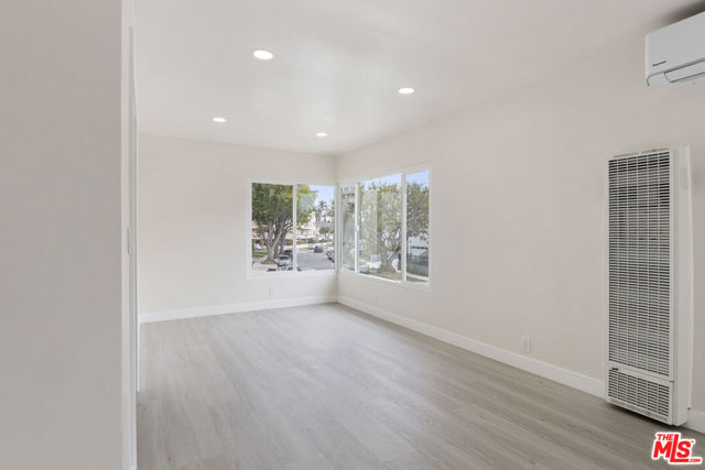 7127 Ramsgate Avenue, Los Angeles CA: https://media.crmls.org/mediaz/7273b58d-3ea0-47f3-8a45-d457339bf330.jpg