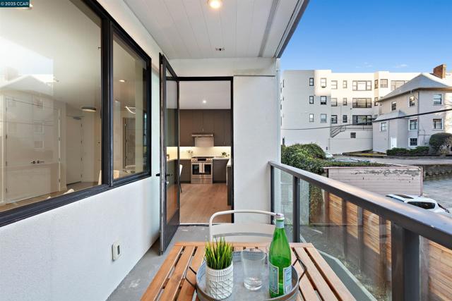 58 Vernon St, Oakland CA: https://media.crmls.org/mediaz/72748eac-4323-49de-9e3b-67538b7dc4b8.jpg