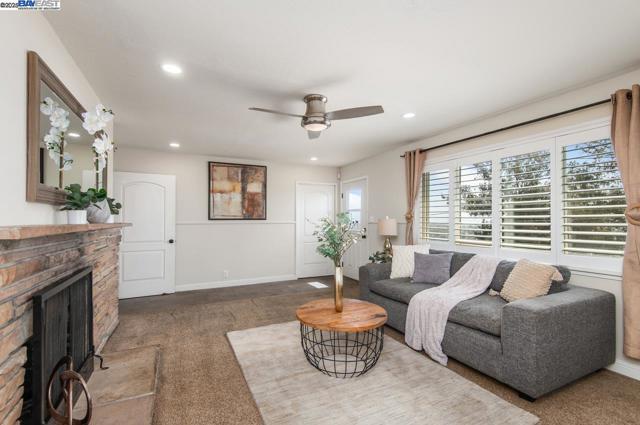 16560 Russell Ct, San Leandro CA: https://media.crmls.org/mediaz/7275364f-79e5-493b-bd76-6b5bc66a41c1.jpg