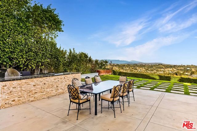 2322 Canyonback Road, Los Angeles CA: https://media.crmls.org/mediaz/727554cb-c618-4447-9f81-6732786631ab.jpg