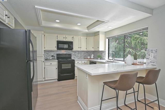 6525 Bellhurst Ln, Castro Valley CA: https://media.crmls.org/mediaz/72762f23-0064-4929-bb49-07777fc7e474.jpg