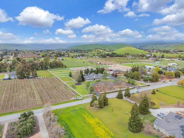 560 Tevis Trail, Hollister CA: https://media.crmls.org/mediaz/7276586f-03bf-4533-8132-f34de00da92f.jpg