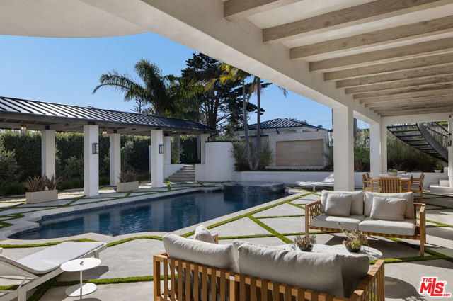 7052 Dume Drive, Malibu CA: https://media.crmls.org/mediaz/72767ba1-0e29-476a-89d5-00b776c2b362.jpg