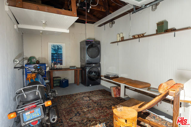 510 Venice Way, Venice CA: https://media.crmls.org/mediaz/72771f14-8b65-44af-a562-8746ba176ebb.jpg