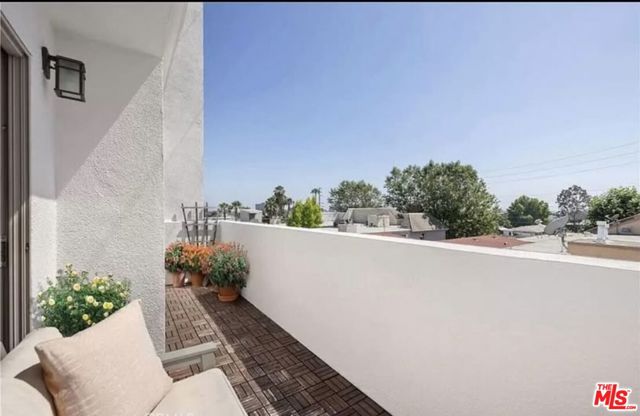 1621 Barry Avenue, Los Angeles CA: https://media.crmls.org/mediaz/72777a73-55ec-4b09-a92c-ba6620ffb2d8.jpg