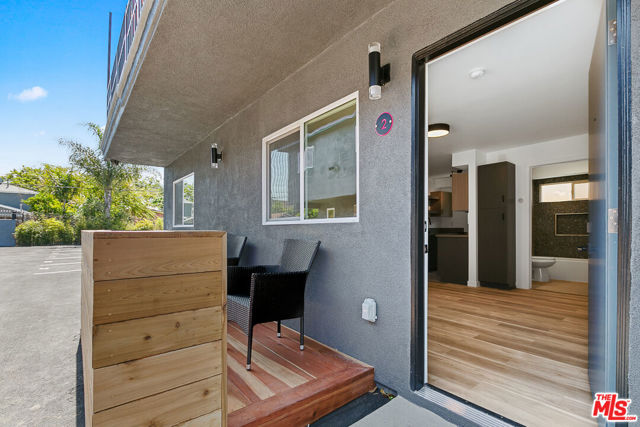 2922 Hauser Boulevard, Los Angeles CA: https://media.crmls.org/mediaz/72785b5f-6422-4fbe-92e3-fbb925b72ce5.jpg