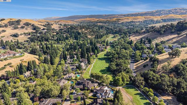 91 RED CYPRESS CT, Danville CA: https://media.crmls.org/mediaz/72796614-3ea7-48c0-87a1-13de0514baa3.jpg