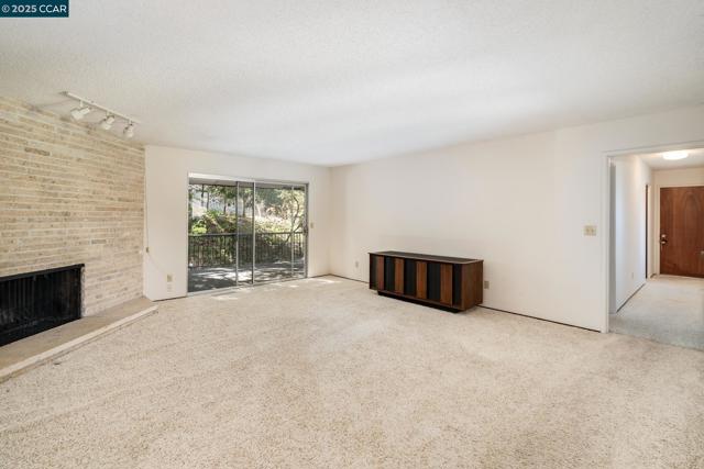 200 Lark Ln, Alamo CA: https://media.crmls.org/mediaz/727a8a75-7c3f-4c4e-b776-3299cb3db259.jpg