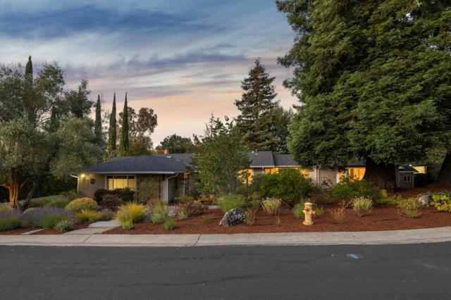 822 Mesa Court, Palo Alto CA: https://media.crmls.org/mediaz/727af460-dd10-459a-8f8f-af73b4ccf6d4.jpg
