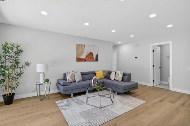 4217 Waycross Ct, Pleasanton CA: https://media.crmls.org/mediaz/727c6320-5d5c-403f-936c-aa0cd2c93a94.jpg