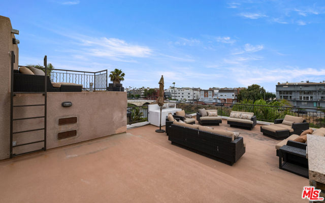 4115 Roma Court, Marina del Rey CA: https://media.crmls.org/mediaz/727c6669-b16f-4d59-b013-2d03dc075f94.jpg
