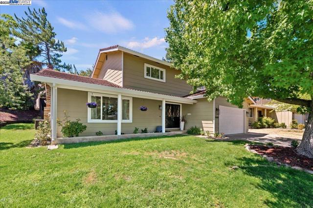 7606 Desertwood Ln, Pleasanton CA: https://media.crmls.org/mediaz/727d4cf8-c002-43d4-9721-df151fce4712.jpg