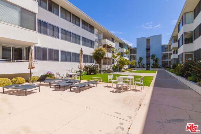 8701 Delgany Avenue, Playa del Rey CA: https://media.crmls.org/mediaz/727fabff-3759-4e1a-a83f-527a91df3e31.jpg