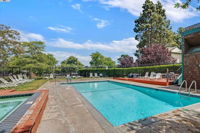 1014 Ironwood Rd, Alameda CA: https://media.crmls.org/mediaz/727fcd6b-f7d6-40ba-9ed5-eabbb89c14dd.jpg