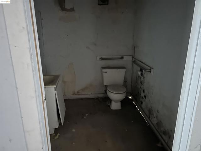 39 Main St, Isleton CA: https://media.crmls.org/mediaz/727fe8e6-fec9-4313-94ec-2f4eea691dcd.jpg