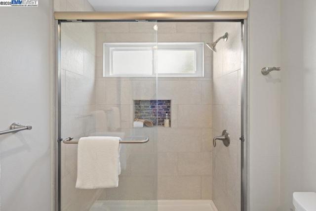 6649 Waverly Rd, Martinez CA: https://media.crmls.org/mediaz/72800d46-f13b-4795-ad34-23bba2c4d0b2.jpg