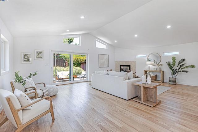 37972 Ballard Dr, Fremont CA: https://media.crmls.org/mediaz/72810340-0a0d-4d5d-a8e2-bd5c960de59f.jpg