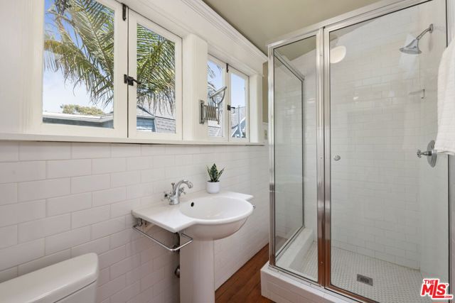 21 Park Avenue, Venice CA: https://media.crmls.org/mediaz/7281665b-8b9a-4a59-b9e0-8879aad92055.jpg