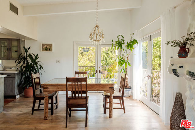 21316 Encina Road, Topanga CA: https://media.crmls.org/mediaz/72816901-3bb7-4d14-8a17-1d01c8624cf1.jpg