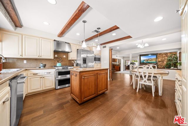 11144 Viking Avenue, Porter Ranch CA: https://media.crmls.org/mediaz/728231c3-afe1-49d3-9ab1-d4eefaebb229.jpg