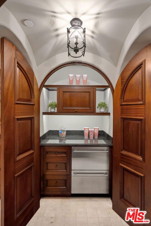 6882 Arizona Avenue, Los Angeles CA: https://media.crmls.org/mediaz/72826cfe-ec10-4e7e-a775-4b0fe7be6773.jpg