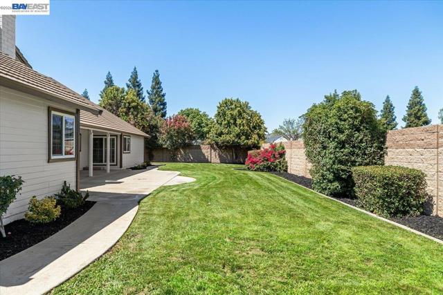 27000 S Hillview St, Tracy CA: https://media.crmls.org/mediaz/7282d1b4-3d3c-4c00-8e30-09a307de4a3d.jpg