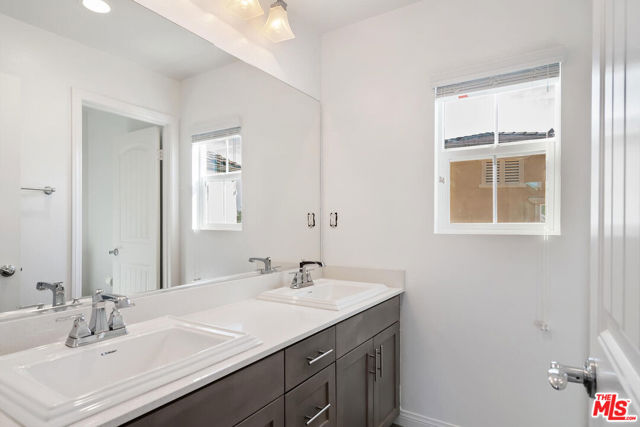 291 Santa Susana Road, Camarillo CA: https://media.crmls.org/mediaz/7283e957-98d0-446e-8287-85600c69cc4b.jpg