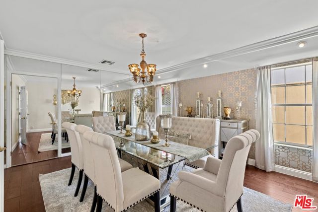 268 S Palm Drive, Beverly Hills CA: https://media.crmls.org/mediaz/72845311-e0a8-4f84-b634-dc80e52deb39.jpg