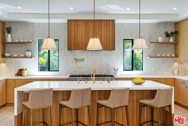20215 Lorenzana Drive, Woodland Hills CA: https://media.crmls.org/mediaz/72874308-9555-49db-97a2-2ee79f572c01.jpg