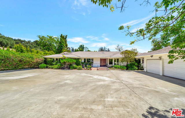 1100 Rodeo Road, Arcadia CA: https://media.crmls.org/mediaz/72879cfa-8ecb-4f35-b2d0-e18adac42507.jpg