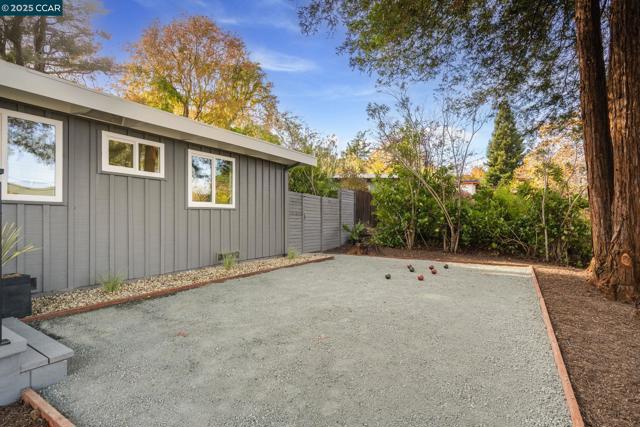 3337 S Lucille Ln, Lafayette CA: https://media.crmls.org/mediaz/72888f6d-fb92-44fe-98fe-01c18b413a43.jpg