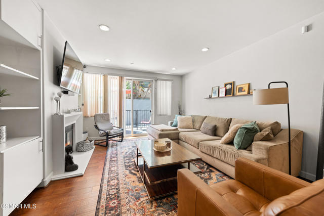 10878 Bloomfield Street, Toluca Lake CA: https://media.crmls.org/mediaz/7288a5bb-da99-401f-9fae-fc3a1cdc4652.jpg
