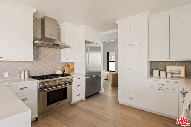 6592 Kentwood Bluffs Drive, Los Angeles CA: https://media.crmls.org/mediaz/7288a9af-f7c1-4666-be7b-eddcffb31407.jpg