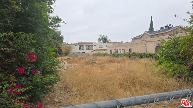 5230 Lexington Avenue, Los Angeles CA: https://media.crmls.org/mediaz/728948b0-0726-41b8-84b0-149e2db9d318.jpg