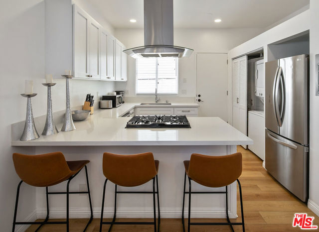 521 Venice Way, Venice CA: https://media.crmls.org/mediaz/72895596-5acd-4883-b13a-d8626acd34c5.jpg