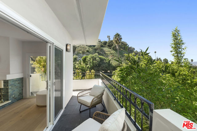 4148 Sunswept Drive, Studio City CA: https://media.crmls.org/mediaz/728967e5-87a3-4da8-9496-633aaeb2e36a.jpg