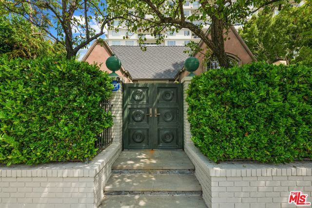 9053 Elevado Street, West Hollywood CA: https://media.crmls.org/mediaz/7289f414-d8bd-4ad7-912a-ae671d40d444.jpg