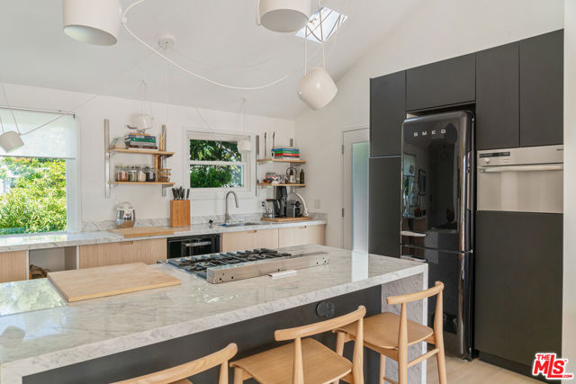 814 Angelus Place, Venice CA: https://media.crmls.org/mediaz/728b2a4f-7c0b-40f5-a70f-f49ab2b314e3.jpg