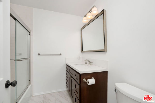10240 Camarillo Street, Toluca Lake CA: https://media.crmls.org/mediaz/728b7003-bbfb-42dc-8855-3c2a443a31ce.jpg