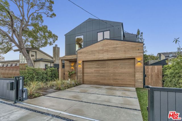 1071 Marco Place photo 2