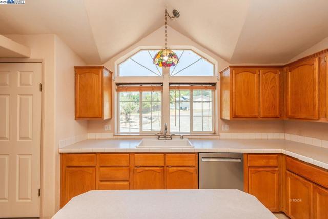 31 Rocky Road, Weaverville CA: https://media.crmls.org/mediaz/728bc361-ccea-4bc5-8c20-669fbf7516ca.jpg