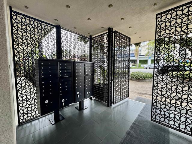 800 Prospect St, La Jolla CA: https://media.crmls.org/mediaz/728c15c4-7e38-4441-a76b-c8566dc18612.jpg