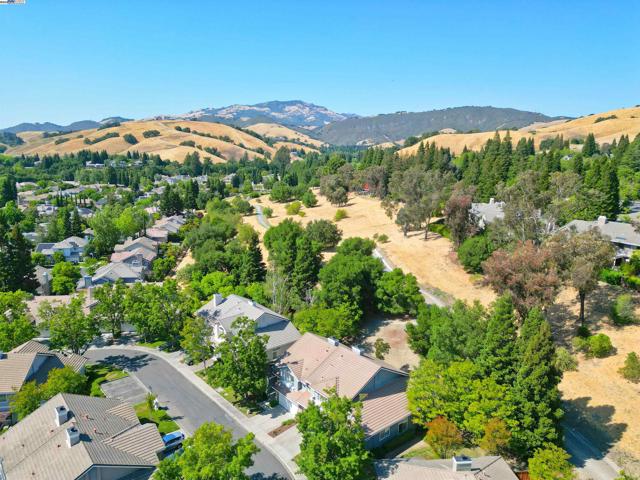 226 Promenade Ln, Danville CA: https://media.crmls.org/mediaz/728c4592-e9a1-43bf-9af1-f0ee61976b79.jpg