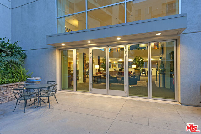 267 S San Pedro Street, Los Angeles CA: https://media.crmls.org/mediaz/728d78d5-05fc-47c7-84d4-5e6eeb44134d.jpg